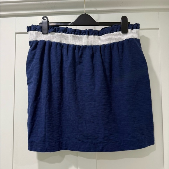 Vineyard Vines Dresses & Skirts - Vineyard Vines Blue and White Smocked Mini‎ Skirt